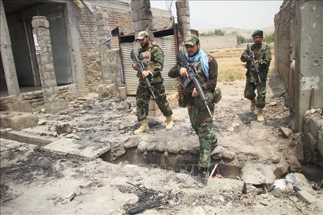 Chính quyền Afghanistan giờ phải tích cực tìm ra hướng đi riêng của mình, từ việc trang bị vũ khí cho lực lượng dân quân, để đạt được các thỏa thuận với các trưởng lão bộ tộc; một số giải pháp của chính quyền Afghanistan, có thể gây xáo trộn cho phương Tây.