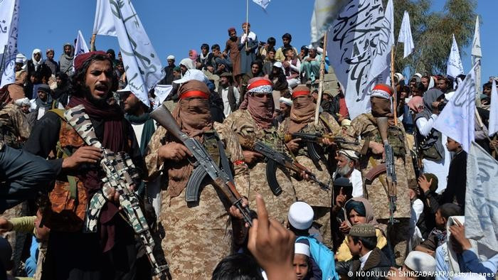 Yếu tố địa lý cũng là lý do khiến NATO thất bại. Taliban không chỉ tỏ ra là một kẻ thù hùng mạnh và tháo vát, mà còn nhận được sự trợ giúp từ bên ngoài. Hầu hết các nước láng giềng của Afghanistan, có lý do để phẫn nộ và cuối cùng từ chối sự hiện diện của phương Tây trong khu vực.