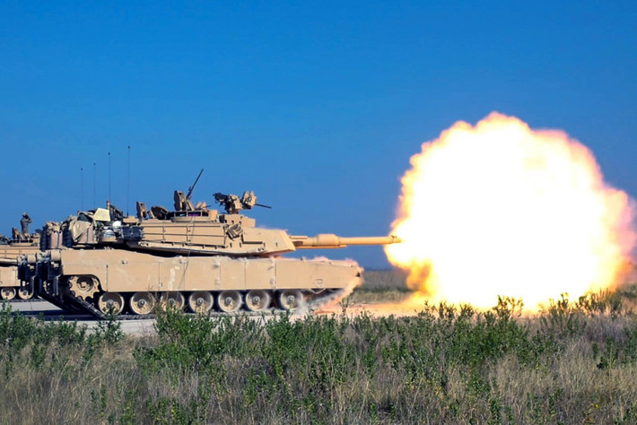 M1A2 SEP v3 có khả năng phát hiện và bắn T-14 trước, mặc dù hệ thống bảo vệ chủ động của xe tăng Nga có thể giảm ưu thế về phát bắn đầu tiên này của M1A2 và cung cấp cho kíp xe T-14 một cơ hội để bắn trả. Tuy nhiên cả hai MBT này sẽ còn thay đổi nhiều về đặc tính kỹ thuật, trước khi chúng được đưa vào biên chế chính thức. Nguồn ảnh: Pinterest.