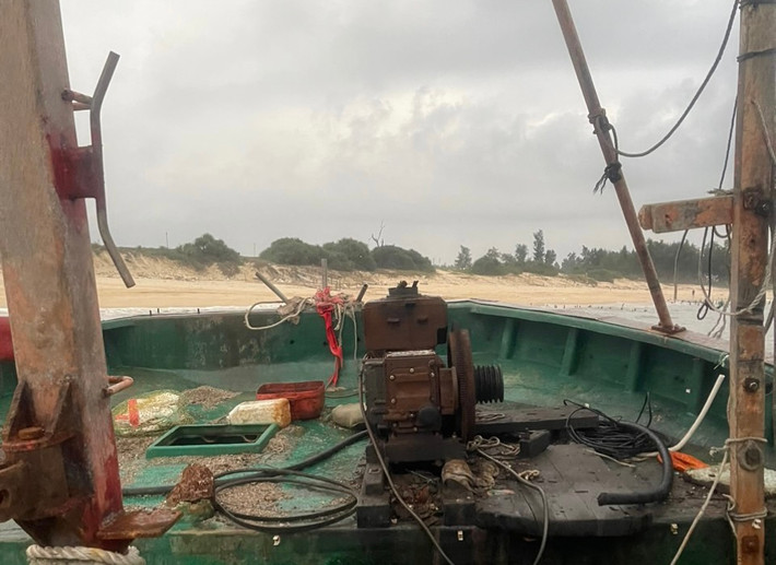 Thời điểm phát hiện trên tàu không có người và có một số vật dụng in chữ nước ngoài. Phía bên mạn phải bị thủng dài khoảng 4m, rộng 25cm, các khoang tàu bị nước vào.