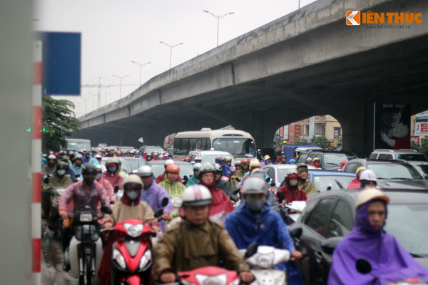 Do ảnh hưởng của mưa lớn nhiều tuyến đường lớn của Thủ đô nhanh chóng bị ùn tắc. Ảnh chụp đường Nguyễn Xiển.