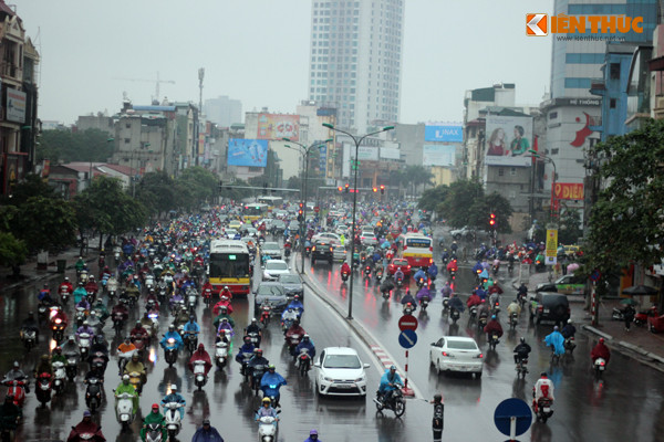 Giao thông trên đường phố Tây Sơn cũng ùn ứ lúc 8h30.