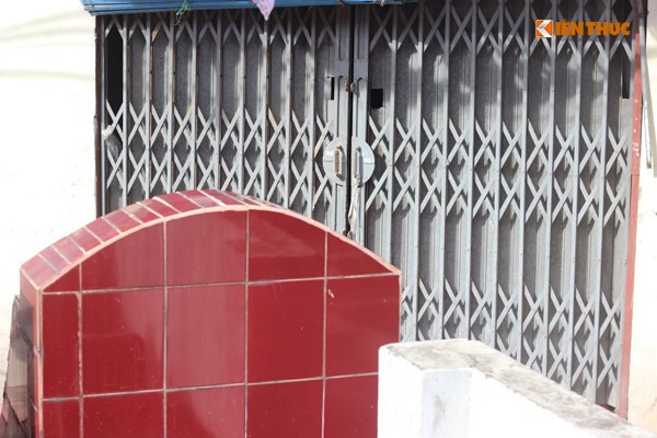 Có ngôi mộ lớn án ngự ngay trươc cửa ra vào của một hộ dân.