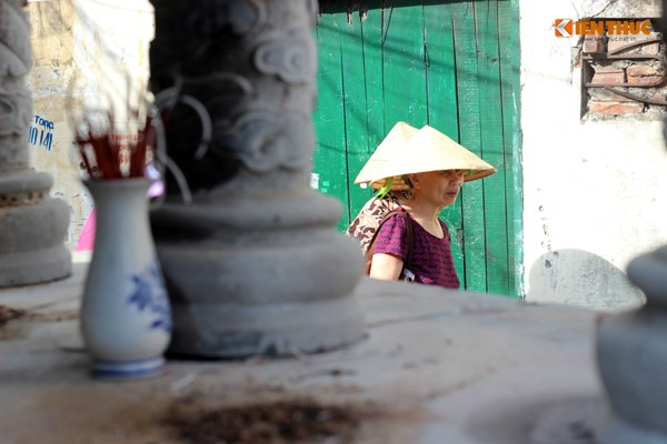 Người dân nơi đây cho biết, trước kia những ngôi mộ này nằm tách biệt hoàn toàn phía ngoài một khu bãi bồi đất rộng cạnh bờ sông Tô Lịch và được quy hoạch hẳn thành một khu nghĩa địa, đặc biệt chính quyền không cho phép nhà cửa của người dân được xây dựng gần.
