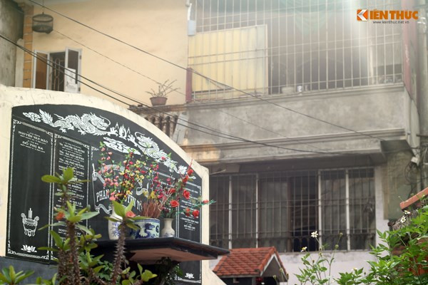 Dần dần qua thời gian những ngôi mộ trong khu nghĩa trang bị những ngôi nhà cao tầng bao, chặn xung quanh.