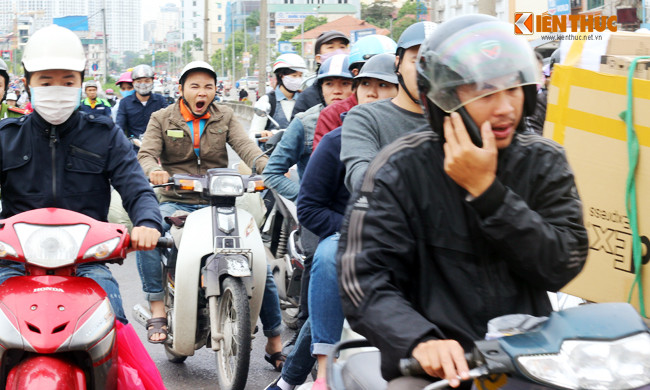 Nhiều người tỏ ra mệt mỏi khi phải chờ đợi.