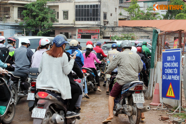 Người tham gia giao thông còn gặp phải nhiều chướng ngại vật khi di chuyển qua nhiều ổ gà, đất đá, bùn bẩn lầy lội... mà công trình xây dựng cầu đang thi công trên "đường cong mềm mại".