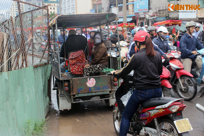 Các phương tiện cố gắng tìm lối thoát khỏi đoạn đường tắc nghẽn.