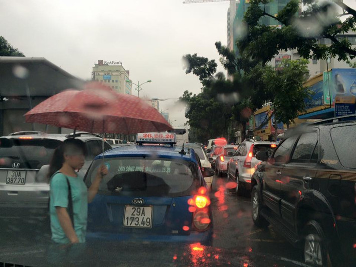 Tại đường Láng Hạ, nhiều ô tô gần như chôn chân tại chỗ. Ảnh: Hai Quang Pham.