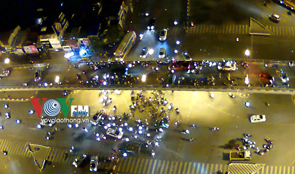 Cầu vượt Thái Hà - Chùa Bộc bắt đầu ùn tắc sau ít phút chiếc taxi gây ra tai nạn. Ảnh camera VOV Giao thông Việt Nam.