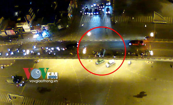 Sau khi điều khiển đến giữa cầu vượt chiếc taxi bất ngờ đâm vào hàng loạt xe máy đang lưu thông. Chiếc xe chỉ dừng lại sau khi đâm vào thành cầu. Ảnh: Camera VOV Giao thông Việt Nam.