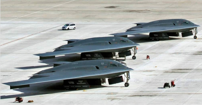 Trong quá khứ, một số nguồn tin đã suy đoán rằng Australia có thể trở thành khách hàng cho B-21 Raider của Mỹ, các máy bay ném bom chiến lược sẽ cung cấp cho nước này một vũ khí tầm xa có khả năng tấn công Trung Quốc, kể cả bằng vũ khí hạt nhân nếu nước này đi theo con đường đó.