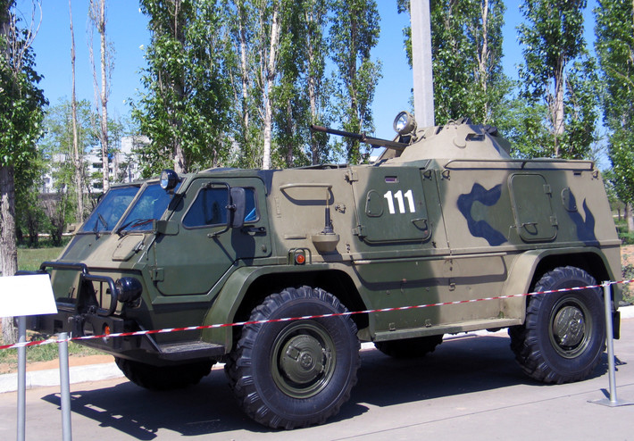 Xe bọc thép Vodnik (hay GAZ-3937) là phiên bản có thể bơi cả dưới nước và đi trên cạn. Trong tiếng Nga, Vodnik là viết tắt của cụm từ “có khả năng bơi trong nước”, nhờ thân xe được thiết kế đặc biệt; do mẫu xe Vodnik là sự cải tiến đặc biệt của xe bọc thép hạng nhẹ BTR-80 có khả năng bơi.