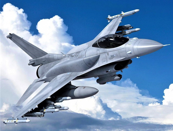 Trong 4 loại máy bay trên, loại cuối cùng là quan trọng nhất đối với chương trình tiêm kích F-35, vì kế hoạch ban đầu của Không quân Mỹ là mua đủ F-35, để thay thế tất cả số F-16. Vì vậy, nếu Không quân Mỹ giữ lại F-16, hoặc phát triển một máy bay chiến đấu giá rẻ mới, để thay thế một số F-16, thì họ có cần mua thêm F-35 không?