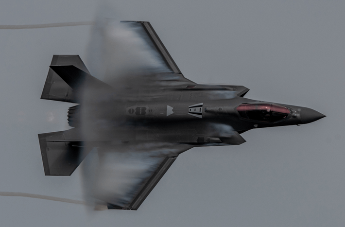 Hiện F-35 là loại máy bay chiến đấu duy nhất trên thế giới, có thể xâm nhập vào hệ thống phòng không của đối phương mà không bị phát hiện và có thể chia sẻ thông tin với các máy bay và lực lượng mặt đất khác. Với sự phát triển không ngừng về sức mạnh quân sự của đối thủ, các trận chiến trong tương lai sẽ chỉ trở nên khó khăn và nguy hiểm hơn.