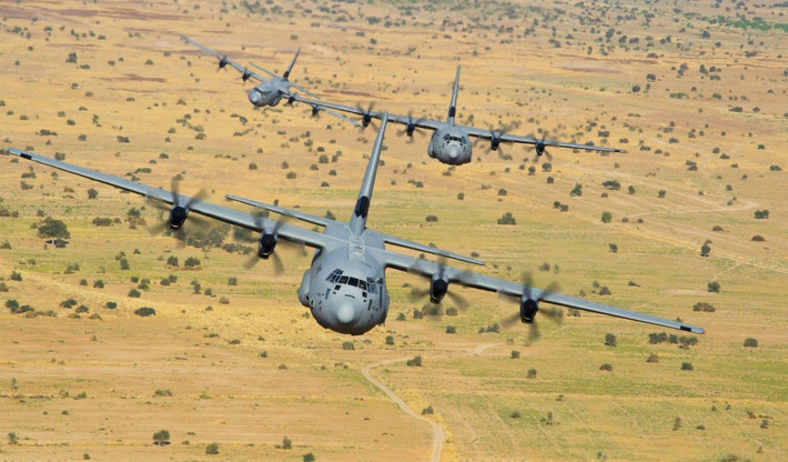Từ Căn cứ Không quân Souda của Hy Lạp trên đảo Crete, hai máy bay Transall C-160 của Không quân Đức và hai máy bay vận tải Hercules C-130 cất cánh vào ngày 26/2 cùng với binh lính Lực lượng Không quân Hoàng gia Anh đến Libya.