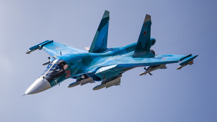 Cái giá của tiêm kích Su-35 cũng có vẻ hơi khó hiểu, Su-35 là bản nâng cấp của Su-27 từ thời Liên Xô, Su-35 thuộc cùng họ với Su-30, Su-33, Su-34 và Su-37. Trong khi Su-33 và Su-37 không được bán, Su-34 và Su-30 cũng như nhiều biến thể của nó đều có giá rẻ hơn Su-35 một nửa.
