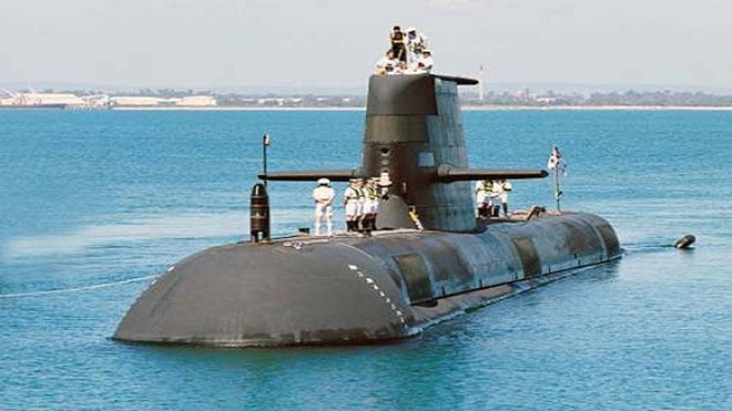 Ngoài ra, thiết kế thân tàu ngầm lớp Västergötland, khi bị kéo dài thành thiết kế tàu lớp Collins, đã không được đánh giá đầy đủ về tiếng ồn thủy động lực học trước khi đóng và được phát hiện là có độ ồn quá lớn khi di chuyển với tốc độ cao.
