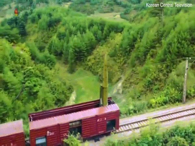 Tên lửa được thử nghiệm cho thấy có tầm bắn 800km, mặc dù tầm bắn tối đa của nó có thể xa hơn đáng kể. Thiết bị phóng được tích hợp vào một toa tàu đã được sửa đổi, phần mái che của toa tàu sẽ được mở ra cùng với các cửa ở hai bên để cho phép năng lượng vụ nổ từ bệ phóng thoát ra bên ngoài.