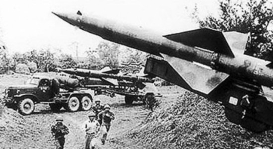 Với phương châm gặp địch là đánh, sáng 28/7/1966, tiểu đoàn 84 bắn rơi 2 chiếc A-4E tại Diễn Châu, Nghệ An. Từ thị xã Hà Tĩnh vào thị trấn Kỳ Anh chỉ 50 km nhưng địch đánh phá cực kỳ dữ dội. Tổn thất rất lớn, đặc biệt là ngày 29/4/1967, Trung đoàn có 16 cán bộ chiến sĩ hi sinh.