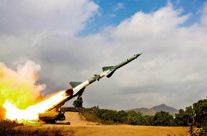 Chiều ngày 17/9/1967, một tốp B-52 từ đảo Guam (Mỹ) bay vào ném bom tuyến lửa Vĩnh Linh. Dưới sự chỉ huy của tiểu đoàn trưởng Nguyễn Đình Phiên cùng trắc thủ góc tà Phạm Viết Ngoạn, trắc thủ cự ly Nguyễn Văn Ngận và trắc thủ phương vị Trần Hồng Tính, lúc 17h34’ ngón tay của sĩ quan điều khiển Lê Văn Hỷ nhấn nút phóng liền 2 quả tên lửa.