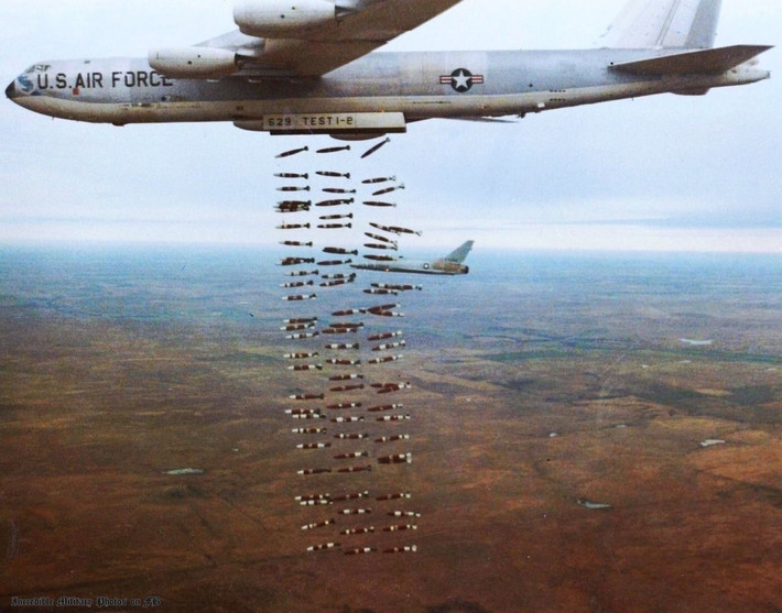 Ngày 18/6/1965, tốp máy bay ném bom B-52 đầu tiên của Mỹ ném bom lãnh thổ Việt Nam tại Bến Cát, tây bắc Sài Gòn. Gần 10 tháng sau, ngày 12/4/1966, Mỹ mở màn chiến dịch đưa B-52 ra đánh phá Bắc Việt Nam bằng trận ném bom rải thảm ở đèo Mụ Dạ, Quảng Bình.