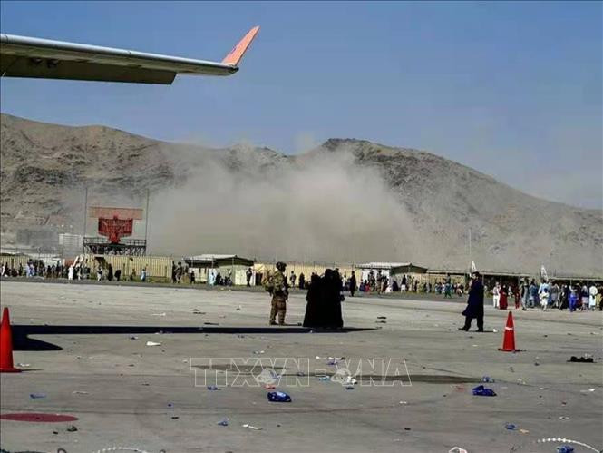 Taliban đã lên án các vụ nổ bên ngoài sân bay Kabul và cho biết Mỹ đã kiểm soát khu vực xảy ra các vụ tấn công. Tính đến năm 2017, quân đội Mỹ ước tính rằng họ đã tiêu diệt 75% chiến binh của tổ chức Nhà nước Hồi giáo, bao gồm một số thủ lĩnh cấp cao nhất của tổ chức này.