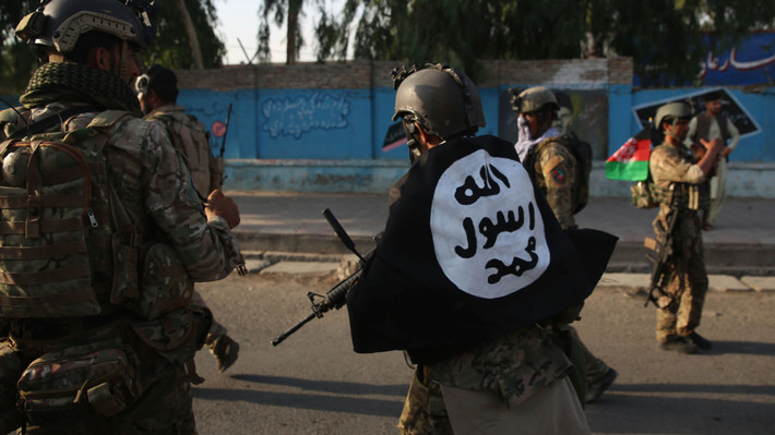 Trong một cuộc họp ngắn của Lầu Năm Góc sau vụ tấn công bên ngoài sân bay Kabul, Tướng Kenneth McKenzie, người đứng đầu Bộ Tư lệnh Trung tâm Mỹ nói rằng "mối đe dọa từ IS là vô cùng thực tế" và có những mối đe dọa nguy hiểm khác nhằm vào sân bay ở Kabul.