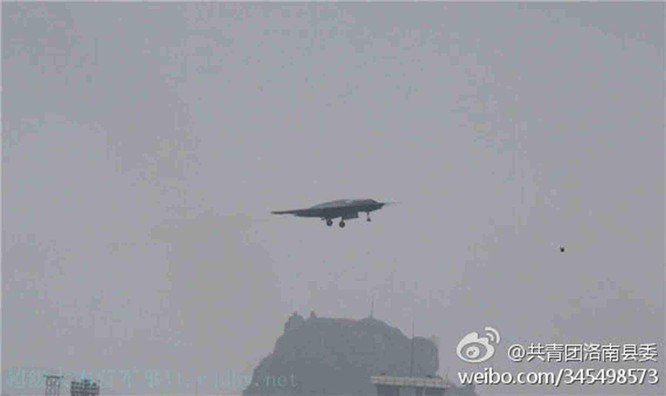 GJ-11 (Công Kích-11) là UAV tấn công tốc độ cao, thiết kế dạng cánh bay; GJ-11 có thể mang vũ khí dẫn đường có cánh lượn và thực hiện các nhiệm vụ chiến đấu như đột kích đường không và chế áp hệ thống phòng không đối phương.