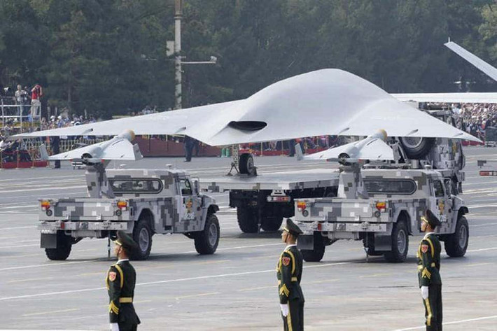 Trên thực tế, máy bay không người lái tàng hình và máy bay không người lái có vũ trang đã tồn tại trong nhiều năm; nhưng một máy bay không người lái kết hợp khả năng tàng hình với khả năng tấn công là thiết kế ít gặp, trước đây chỉ có Mỹ và Nga có những loại UAV như thế này.