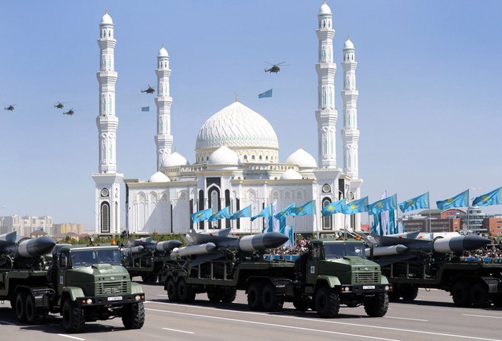 Kazakhstan là quốc gia có lãnh thổ, tiềm lực quân sự và kinh tế lớn nhất Trung Á, chiếm khoảng 75% tổng dòng vốn FDI vào Trung Á. Điều này có được nhờ việc Kazakhstan chuyển sang nền kinh tế hậu công nghiệp dựa trên năng lượng tái tạo, nông nghiệp có giá trị gia cao và dịch vụ. Tầng lớp quản lý mới, được đào tạo từ phương Tây và đang phát triển một lĩnh vực tài chính phức tạp.