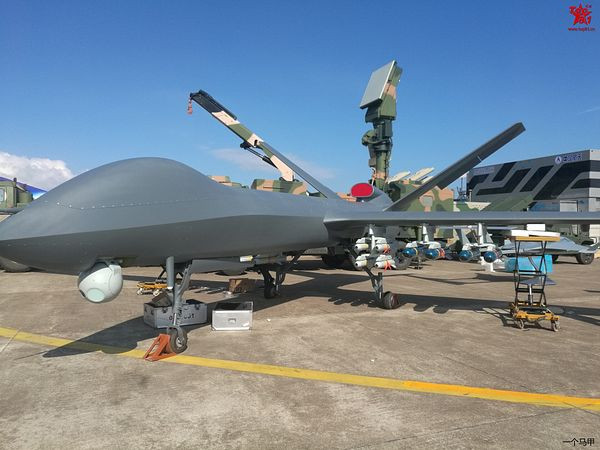Theo Tạp chí quốc phòng Jane’s cho biết: UAV CH-5 có trọng lượng gần tương đương với MQ-9 Reaper, mặc dù nó vẫn giữ động cơ piston, thay vì động cơ phản lực cánh quạt như của UAV Reaper.