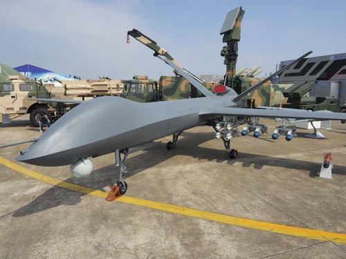 UAV CH-5 có thể mang trọng tải bên trong với các cảm biến đến 200 kg và số vũ khí bên ngoài đến 918 kg. Với trọng tải như vậy, CH-5 có thể mang theo tối đa 16 tên lửa dẫn đường chính xác.