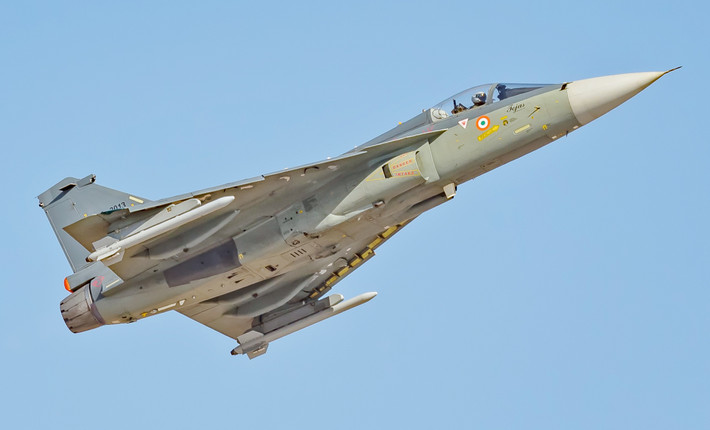 Hiện tại để lấp chỗ trống duy nhất còn lại sau khi MiG-21 loại biên, là 83 máy bay chiến đấu Tejas Mk1A do Công ty hàng không HAL trong nước sản xuất. Tuy nhiên, Tejas Mk1A không phải là máy bay chiến đấu đa năng và hầu như chỉ có thể thực hiện các nhiệm vụ không chiến, hộ tống hoặc tấn công mặt đất quy mô nhỏ.