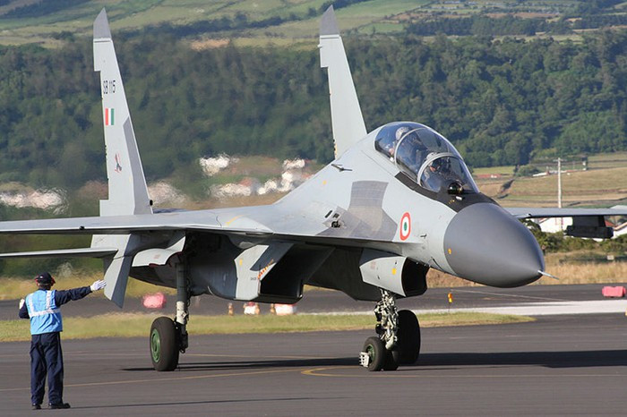 Công ty HAL đang lắp ráp 23 chiếc cuối cùng trong số 272 chiếc Su-30MKI, và các bộ phận của máy bay này là được sản xuất từ Nga. Vào tháng 5/2018, công ty đã đề xuất xây dựng ba phi đội Su-30 mới, với chi phí khoảng 1.700 tỷ rupee.