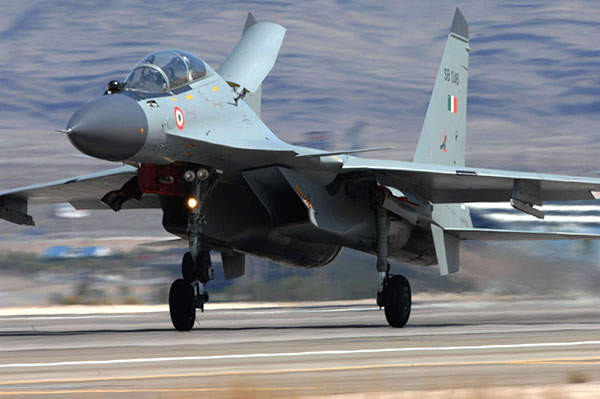 Đồng thời, giá thành của loại máy bay Su-30 cũng rẻ hơn nhiều so với Rafale. Mỗi chiếc Su-30MKI (phiên bản sản xuất cho Ấn Độ), trị giá khoảng 4,3 tỷ rupee; chỉ bằng 1/3 so với số tiền mua Rafale của Ấn Độ.