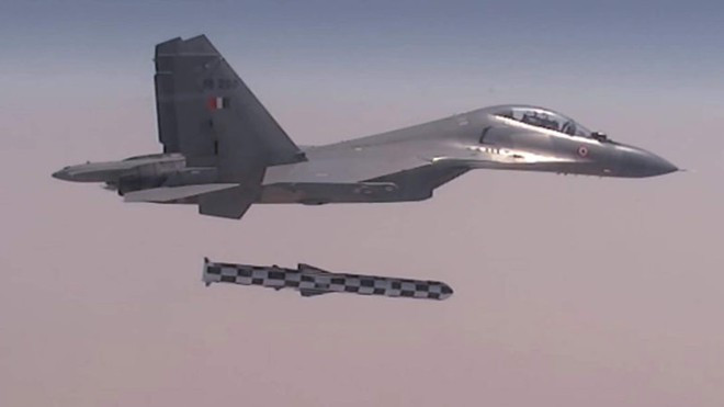 Tên lửa hành trình BrahMos do Ấn Độ và Nga hợp tác sản xuất, được phóng thử thành công từ Su-30MKI vào tháng 11/2017. Lần thử gần nhất được phóng vào tháng 10/2020. Điều này khiến Ấn Độ trở thành một trong số ít quốc gia trên thế giới, có thể phóng tên lửa hành trình siêu thanh từ máy bay chiến đấu.