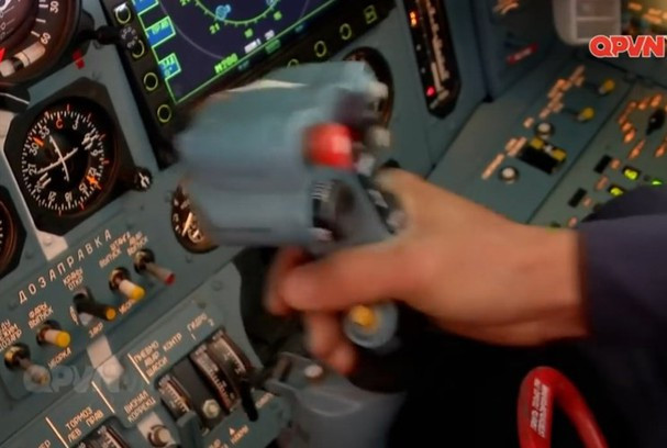 Việc nâng cấp “Super Sukhoi” bao gồm trang bị radar mảng pha chủ động mới; hệ thống theo dõi và tìm kiếm hồng ngoại (IRST) mới, hiệu suất của hệ thống tốt hơn đáng kể so với hệ thống OLS30 hiện tại do Nga sản xuất; nâng cấp buồng lái, được trang bị màn hình tinh thể lỏng độ phân giải cao.