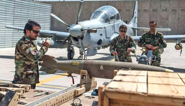 Tương tự, các trang thiết bị do Mỹ cung cấp cho lực lượng an ninh Afghanistan, không ngờ cuối cùng lại rơi vào tay kẻ thù không đội trời chung Taliban. Nhưng cuộc chiến diễn ra quá khó lường, và nhiều vũ khí do Mỹ viện trợ cuối cùng lại được sử dụng cho mục đích khác; do đó đe dọa cho an ninh Mỹ và thế giới.