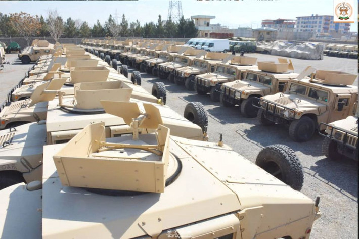 Số vũ khí mà Mỹ trang bị cho lực lượng quân sự Afghanistan từ vũ khí hạng nhẹ, xe bọc thép đến máy bay quân sự. Tuy nhiên, đây không phải là lần đầu tiên vũ khí của Mỹ rơi vào tay kẻ thù của Mỹ, vấn đề này được một số người gọi là “hiệu ứng boomerang”.