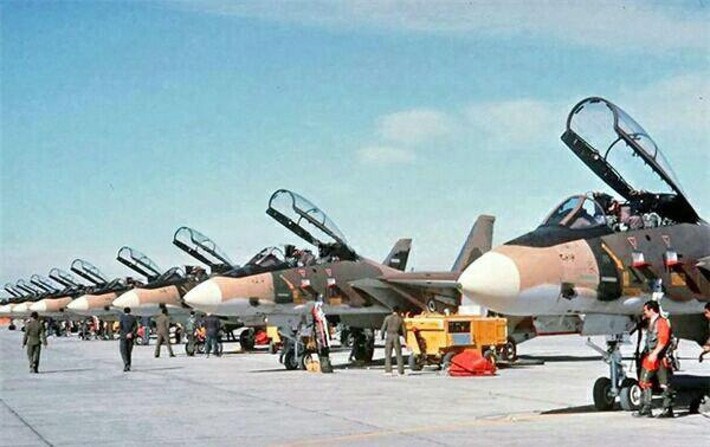 Tuy nhiên, trang bị vũ khí của quân đội Pahlavi vẫn đang phát triển nhanh chóng; Iran có gần như mọi thứ vũ khí hiện đại mà Iran yêu cầu, từ vũ khí hạng nhẹ đến xe tăng, cho đến máy bay chiến đấu hàng đầu khi đó là F-14.