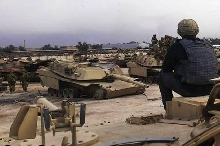 Ngoài ra vào năm 2014, khi tổ chức IS tràn qua miền bắc Iraq, tổ chức này đã thu giữ một số lượng lớn vũ khí Mỹ từ quân đội Iraq, từ súng trường đến các loại xe quân sự khác nhau; thậm chí là cả xe tăng M1A1, nhưng may cho chính quyền Iraq, là chúng không thể sử dụng được số xe tăng này.