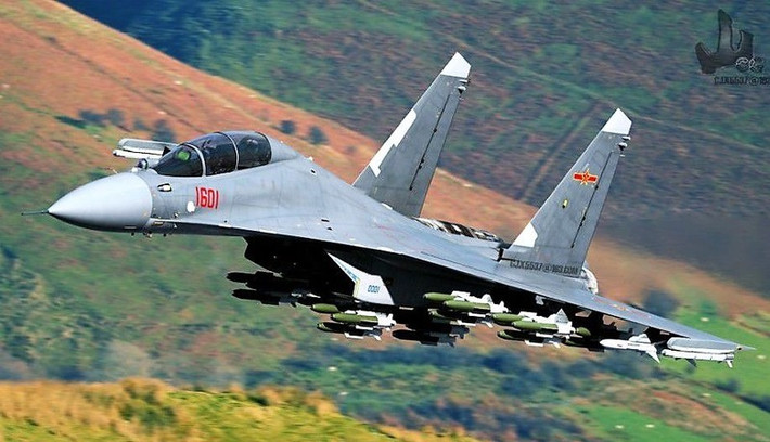 Các biến thể Flanker mới nhất được phát triển ở Trung Quốc như J-16 được hưởng lợi ích từ lớp phủ tàng hình, được trang bị một radar AESA và radar dẫn đường tên lửa không đối không, đây là những tính năng mà Su-35 còn thiếu.