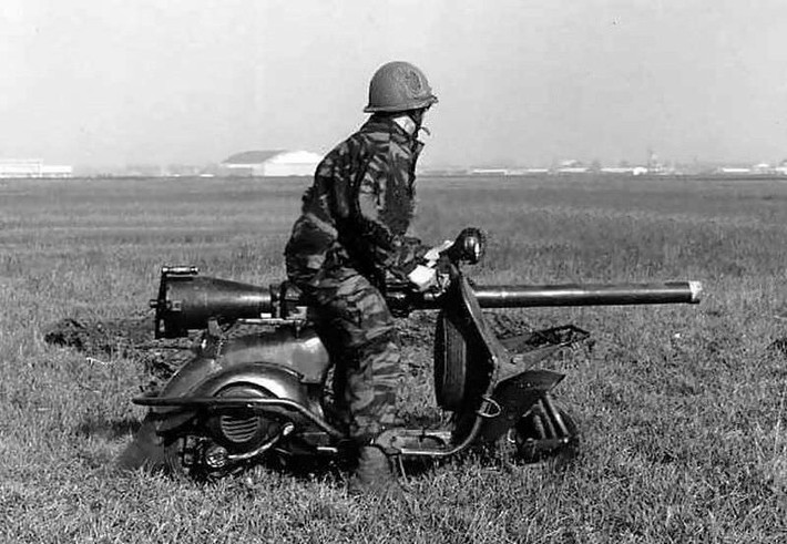Xe máy chống tăng Vespa TAP 150 sử dụng động cơ 2 thì, dung tích 150 phân khối của dòng xe VB1T, có thể cho xe máy đạt tốc độ tối đa 60 km/h. Còn ĐKZ 75mm M20 do Quân đội Mỹ phát triển, từ giữa Chiến tranh thế giới thứ 2.