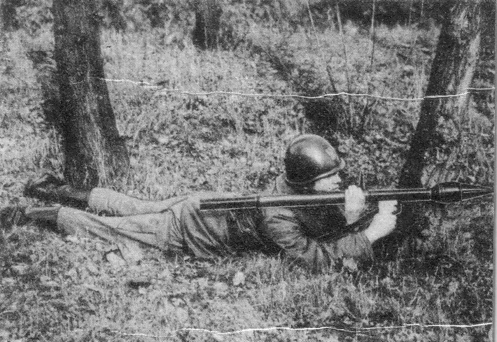 Vào thập niên 1950, xe tăng được các nước trên thế giới ưa chuộng, nhờ thành tích xuất sắc trong Chiến tranh thế giới thứ hai, mở ra một cao trào phát triển mới; đồng thời cũng trở thành mối đe dọa mới. Cùng với đó là các vũ khí chống tăng mới, cũng liên tiếp ra đời.