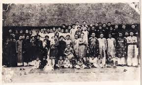 Đồng chí Đặng Văn Việt sinh năm 1920, là người làng Nho Lâm, xã Diễn Thọ, huyện Diễn Châu, tỉnh Nghệ An. Gia đình ông có nhiều người nổi tiếng và tài ba, nhiều người có chức sắc trong vùng.