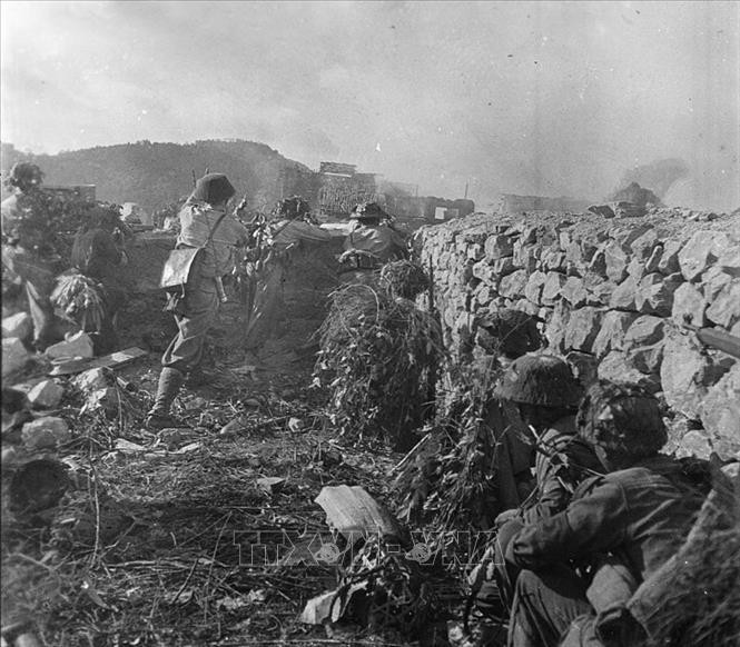 Ngày 16/9/1950, trung đoàn 174 phối hợp với trung đoàn 209, chủ động đánh chiếm cứ điểm Đông Khê, mở đầu Chiến dịch Biên giới thu đông 1950, sau đó bao vây cô lập Cao Bằng, uy hiếp cứ điểm Thất Khê và phá thế trận phòng thủ của quân Pháp trên đường số 4.