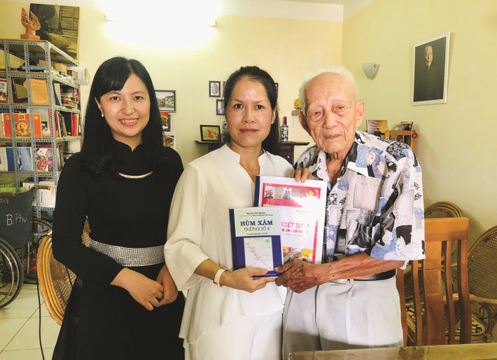 Từ năm 1985, ông bắt đầu bước vào sự nghiệp văn chương. Do từng là một trong những sĩ quan cao cấp thời kỳ đầu và từng có thời gian gắn bó với chiến trường đường số 4, ông đã viết và dịch nhiều hồi ký liên quan đến con đường lịch sử này.