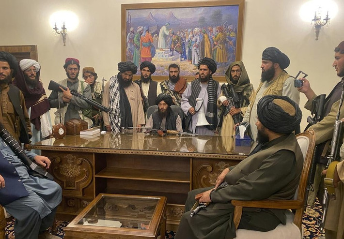 Trước đó có thông tin cho rằng, đại diện cấp cao của phong trào Taliban cực đoan Wahidullah Hashimi nói rằng, phụ nữ Afghanistan không nên làm việc chung với nam giới.
