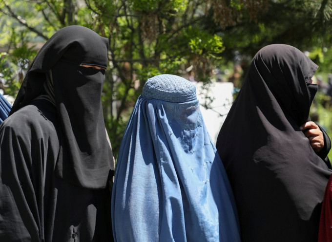 Hashimi cho biết: “Chúng tôi đã chiến đấu trong gần bốn mươi năm để đưa luật Sharia đến Afghanistan; luật Sharia không cho phép đàn ông và phụ nữ tụ tập hay ngồi chung dưới một mái nhà. Đàn ông và phụ nữ không thể làm việc cùng nhau, phụ nữ không được phép đến văn phòng của chúng tôi và làm việc trong các bộ của chúng tôi”.